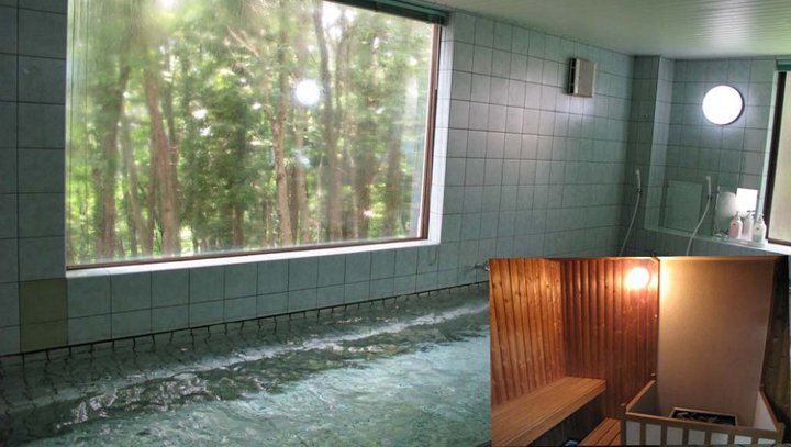 大きな窓から見える景色はまるで露天風呂気分！24時間入浴可能です。