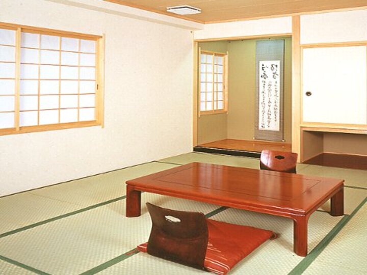 *和室10+6畳（トイレ付）.