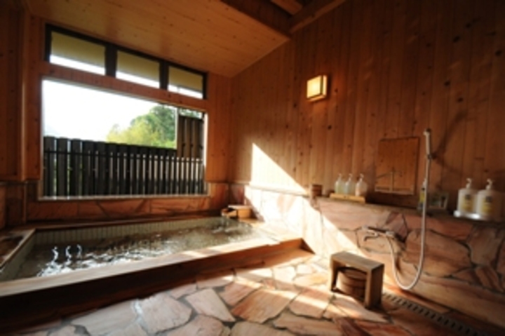 谷川山麓を眺める、檜造りの展望風呂