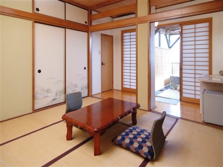 △ AB 温泉の露天風呂付き客室.
