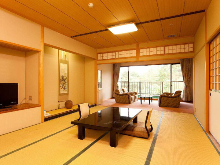 【和室14畳または17.5畳】ゆったり心地いい山側のお部屋.