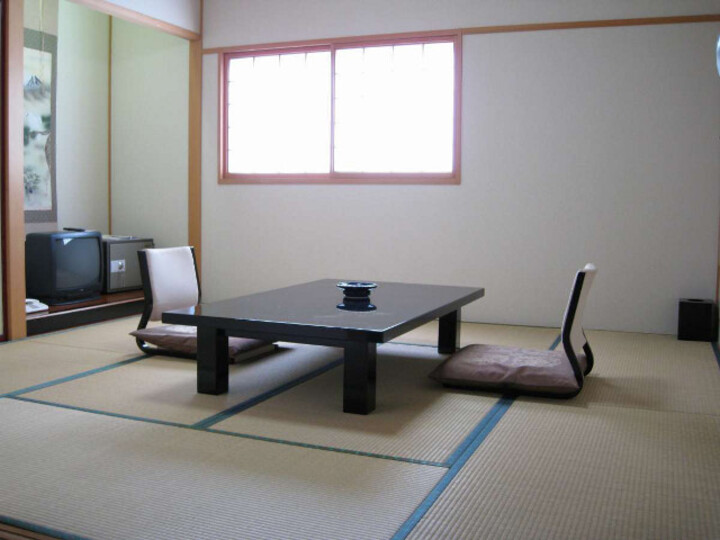 【和室6畳または8畳】2Fのシンプルなお部屋.