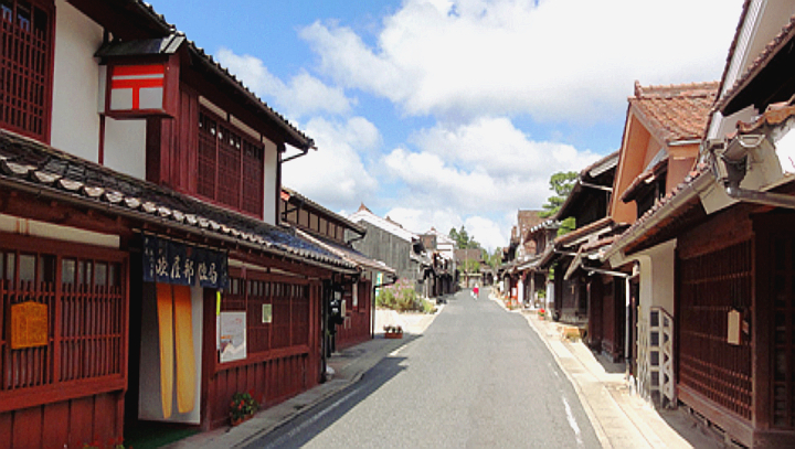 木造校舎として日本一古い「吹屋小学校」を模して作った建物です。