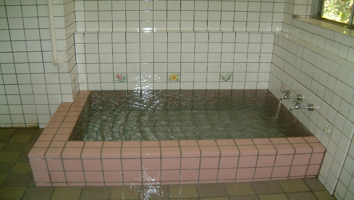 伊豆熱川の豊富な湯量を活かした、天然温泉１００％かけ流しのお風呂です。