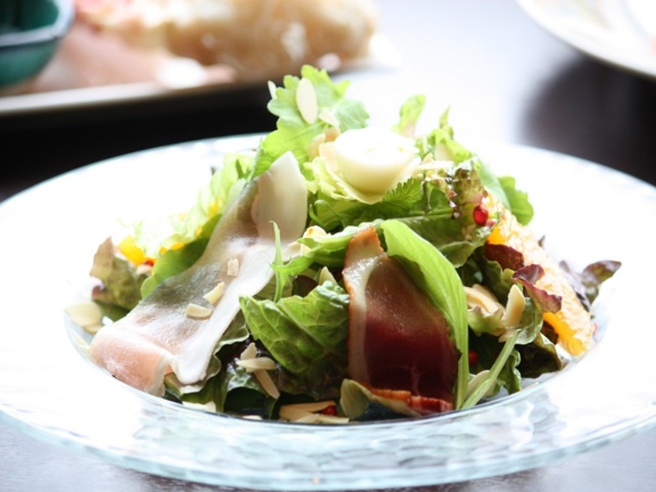 10種類のフレッシュ野菜とマグロのたたきサラダ