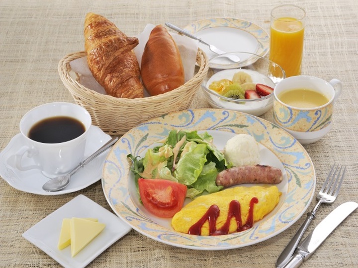 朝食（健康な朝に・・。自家製焼きたてパンが好評です）