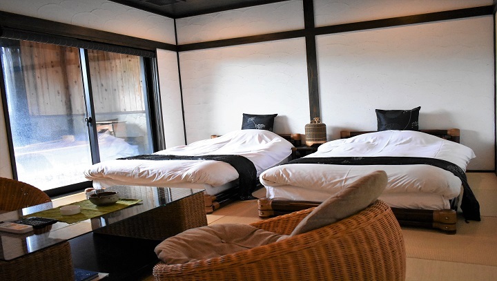 ローベッドを2台設置 客室は琉球畳が敷かれアジアンテイストのインテリアで統一