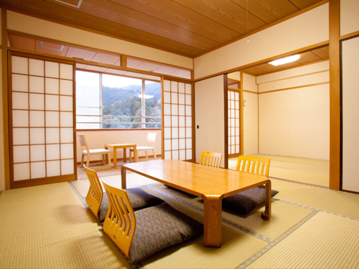 和室10畳＋4.5畳（広縁・トイレ・洗面所・床の間付き）.