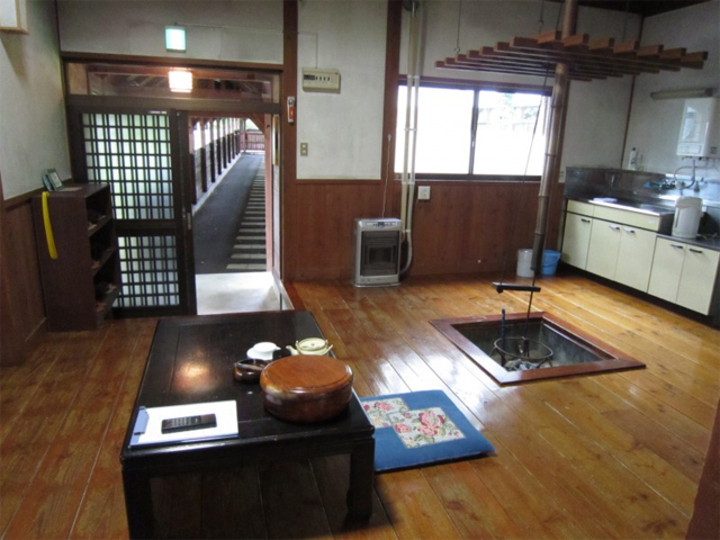 【囲炉裏付和室4畳+8畳】本家と渡り廊下で繋がった離れの一戸建て