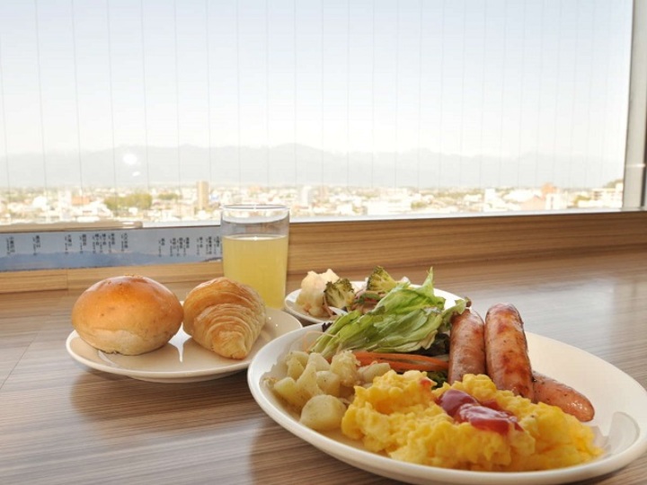 【ご朝食バイキング】天気の良い日は北アルプスが一望できます。