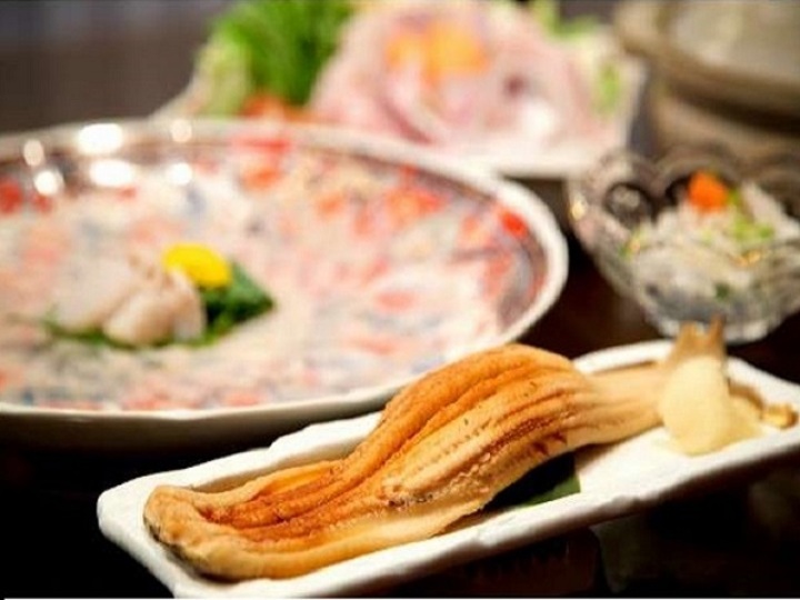宿名物穴子の一本寿司」贅沢なボリュームとふわふわの食感。この一品だけでも幸せの声多し。