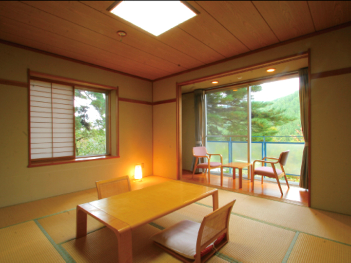山里と北アルプスを望む〔東山館グレードＵＰ和室〕.