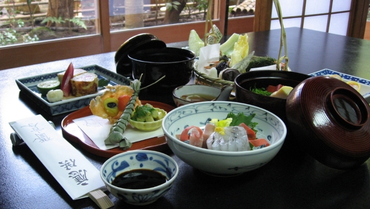 季節の魚介、京野菜に京生麩、生湯葉などを使った四季折々の会席料理をご堪能ください。