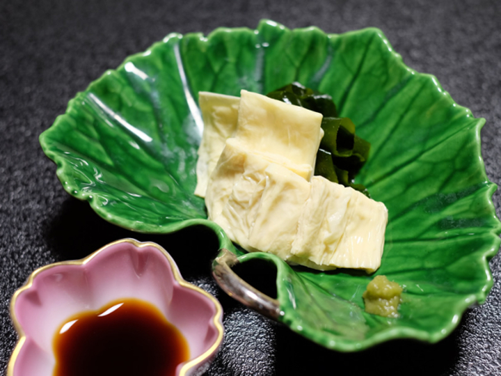自慢の湯葉刺し