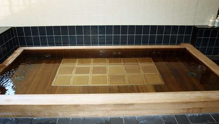 古代檜風呂（樹齢千年を越える檜を使用）
