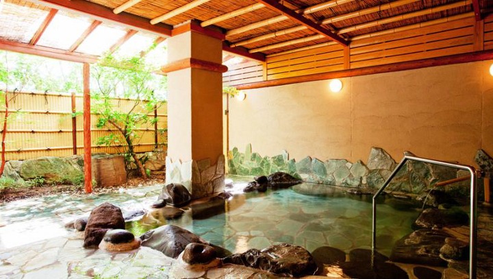 山鹿温泉の特徴は柔かい肌触りとぬる目の温度です。長めに入浴できるので体の芯から温まります