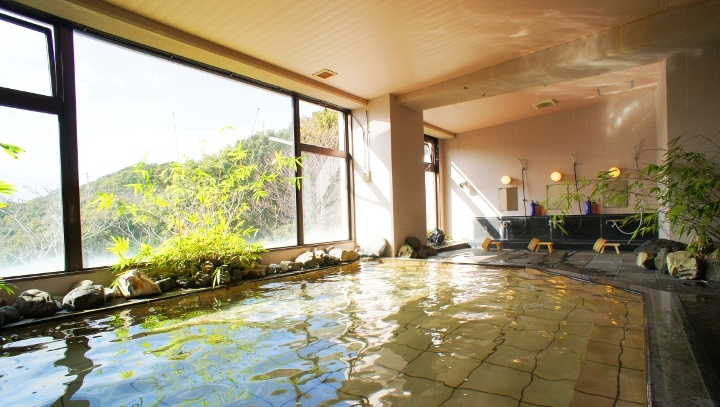 感動の沈む夕日を眺めながら、日本三名泉【美肌の湯】と言われる榊原温泉を楽しむ