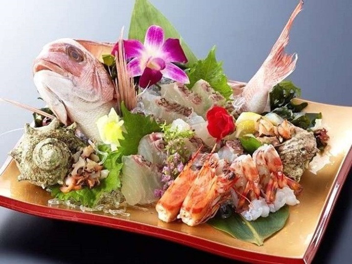 鳴門鯛の姿造り！旬の魚介とともにお楽しみください