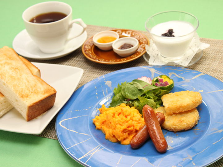 【ご朝食一例】厚切りトースト・スクランブルエッグ・ソーセージ・ハッシュドポテト・生野菜 ・ヨーグルト（蜂蜜入り） ・コーヒーまたは紅茶