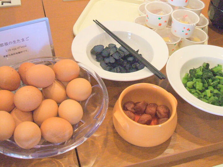 和朝食（那須の地卵、納豆、漬物等）