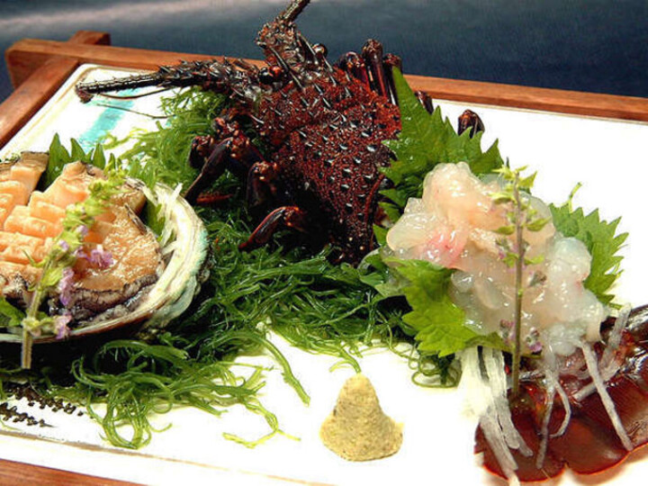 伊勢海老とアワビのお造り（夕食一例）