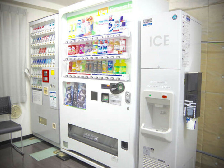 製氷機、ソフトドリンク・タバコの自販機（製氷機はセルフ、タスポはお客様でご用意ください）