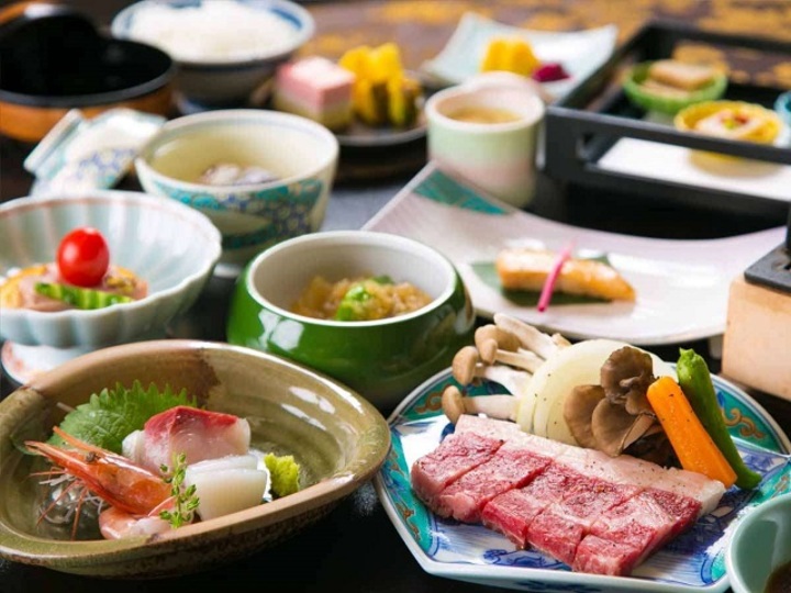 【上州牛ステーキ会席】肉厚な上州牛を陶板で焼き上げる≪ステーキ≫口の中で旨み広がり溶けていきます。