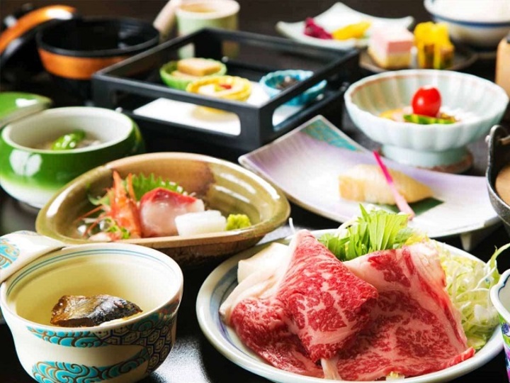 【上州牛鍋ご膳会席】牛肉と野菜の旨味が溶け出したコクのある出汁を絡めてお召し上がりください。