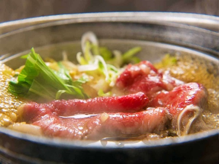 【上州牛鍋】上州牛の持つ“甘いサシの味わい”と“やわらかな肉質”を鍋でお野菜と共に煮込む――。
