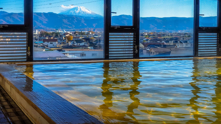 富士山が望める檜風呂、屋上露天風呂の他、薬草風呂等、様々なお風呂がございます。