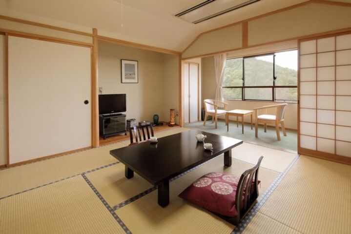 ２F/長閑な田園と緑豊かな山々（和室１０畳）