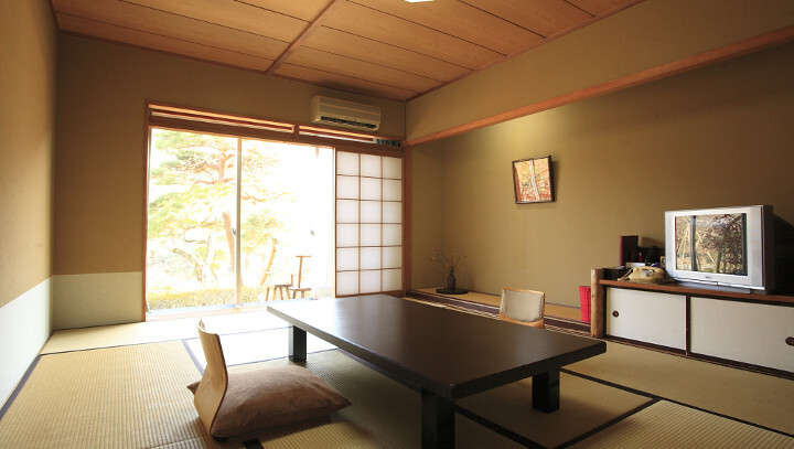 長生館の客室は全室が荒川と当館の庭園に面し、長瀞イチのロケーションです。