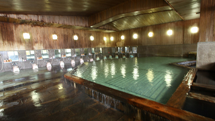湯量豊富な温泉大浴場。自家源泉は塩原でも、最も高温な80℃