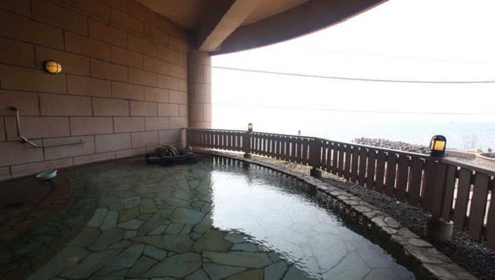 温泉は、自家源泉　神の湯を引き湯。 豊富な湯量と100℃近い高温泉です