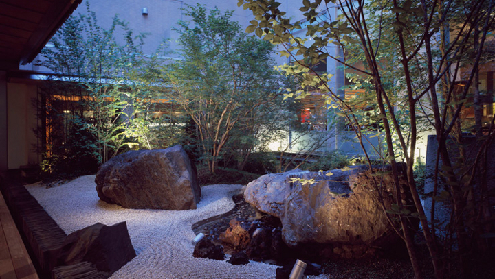 庭のホテルの代名詞である中庭は、様々な種類の樹木が植えられ、大小の岩から水がこんこんと湧き出ます。