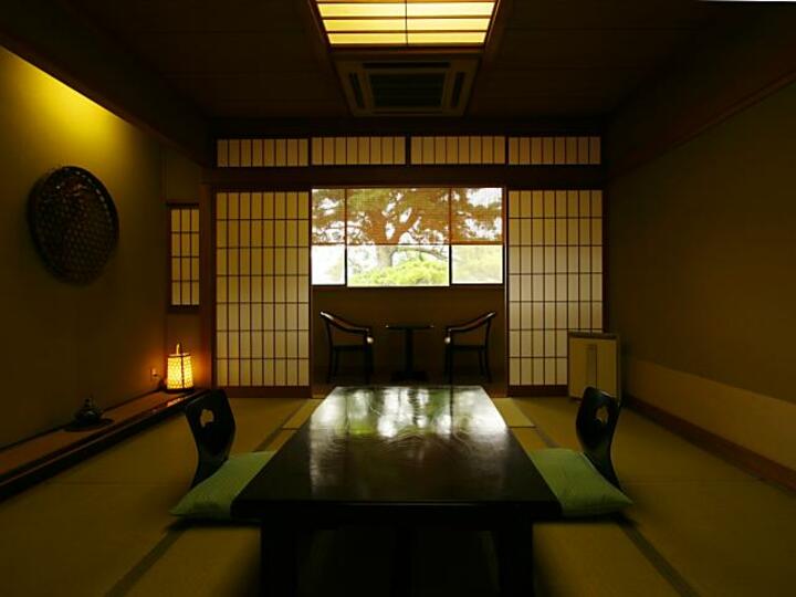 和室10畳　バス・トイレ・広縁付≪喫煙可≫
