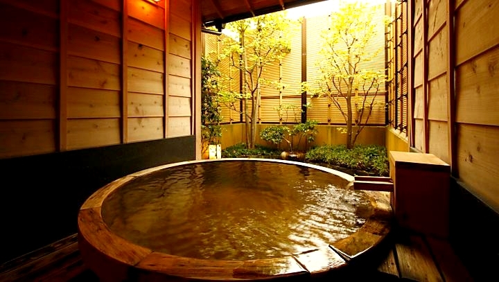 貸切露天風呂は大岩・桧・樽の三種類を無料でご利用頂けます。
