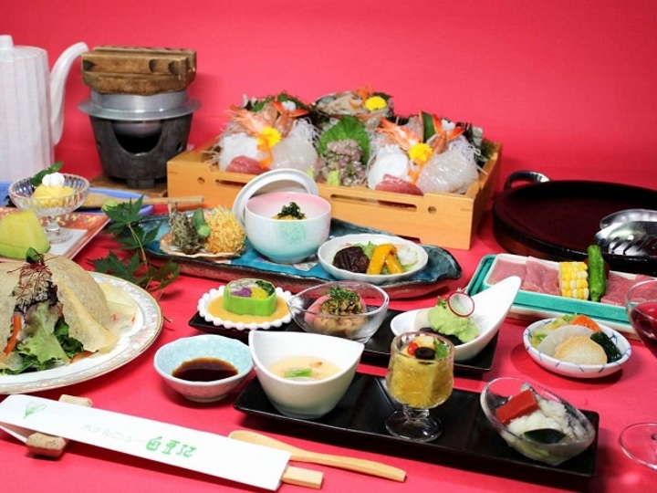 【スタンダート/夏の献立】茨城の牛・豚・鶏肉を石焼でどうぞ。刺身盛合せのみ4人前で撮影
