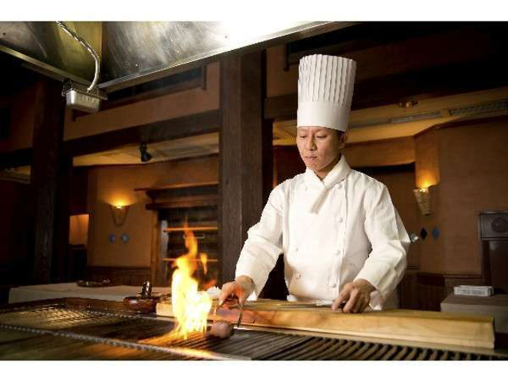 レストランメテオではお客様の前でお肉を焼きます
