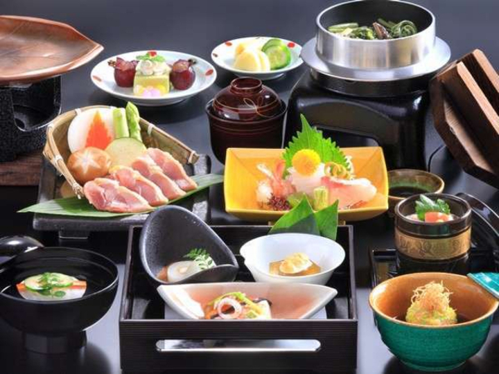 【沢水膳】メインは地鶏の陶板焼き。