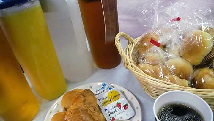 朝食はパンとコーヒーとカレーを提供しております。