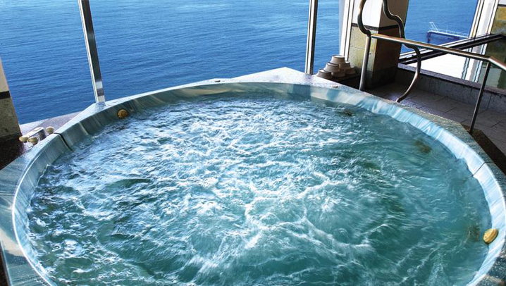 オーシャンビューの大浴場にはジャグジーを完備。海に抱かれているような心地よさです。