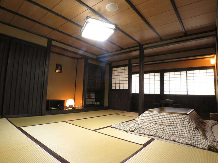 ＜新館和室＞黒を基調としたシックな民芸調のお部屋（6〜8畳）.