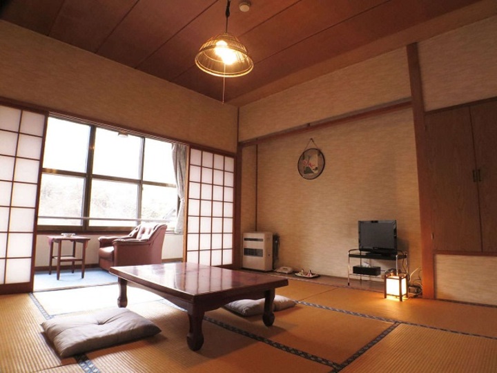＜本館和室＞小川が見える昔ながらの懐かしいお部屋（6〜8畳）.