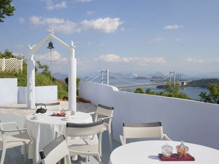 瀬戸内海を眼下に見下ろす「TERRACE」。春～夏にはBBQもお楽しみ頂けます。