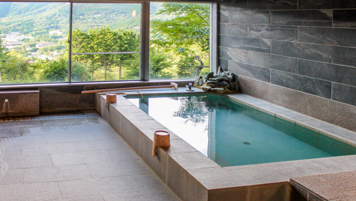 お風呂は、箱根火山から生まれた大涌谷温泉です。