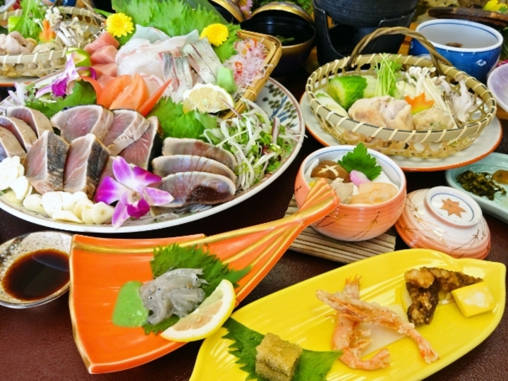 【ご夕食】皿鉢料理に名物「鰹のタタキ」