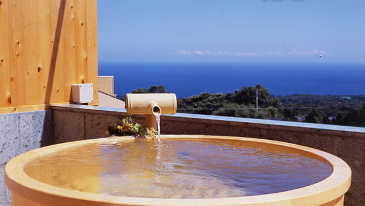 紺碧の太平洋を一望する、露天風呂からの眺めは最高です。