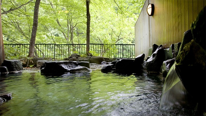 湯桧曽川を望む源泉掛け流しの露天風呂
