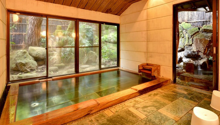 【檜風呂】窓越しの庭園を見ながら森林浴の気分を味わえます。